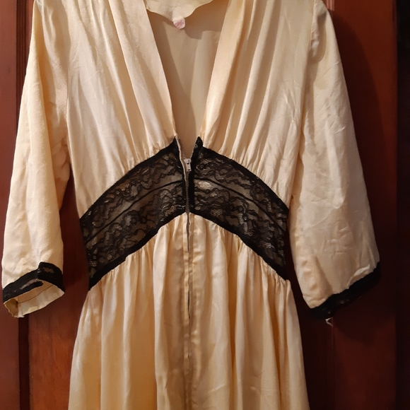 1930s Antique Silk and Lace Smoking Gown - Picture 3 of 6